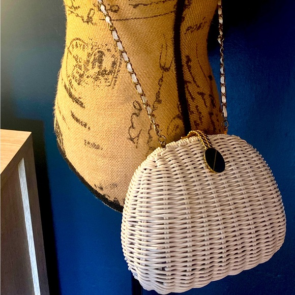 CC COURTENAY White Wicker Clam magnetic Closure VINTAGE Handbag - Picture 2 of 4
